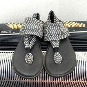 COMFY SANUK GREY & WHITE FABRIC YOGA SANDALS SIZE 7
